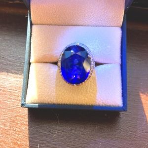 28 carat Princess Di style ring. Sapphire and diamonds. Stunning ring